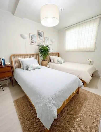 Mapo 1f, Modern Hinoki-wood Hanok 2rm , 3bed *